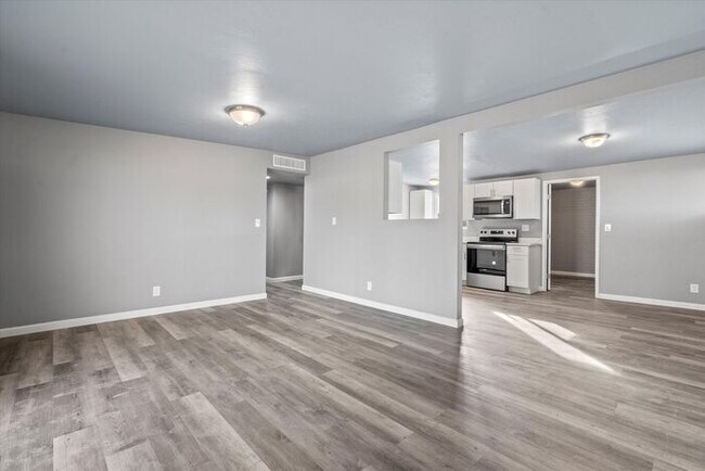Building Photo - Great Eastside Home!