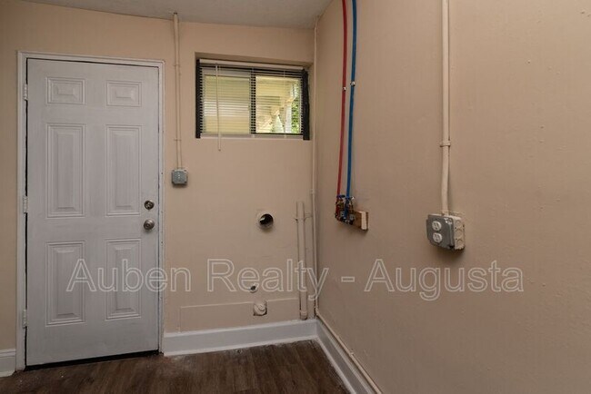 Building Photo - 2202 Roosevelt Dr