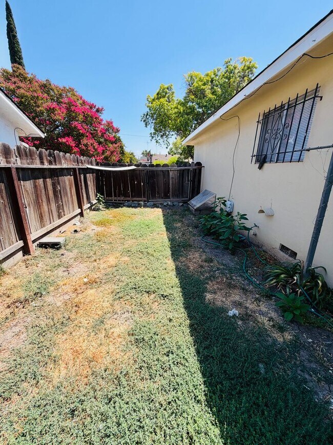 Building Photo - 203 W Benjamin Holt Dr