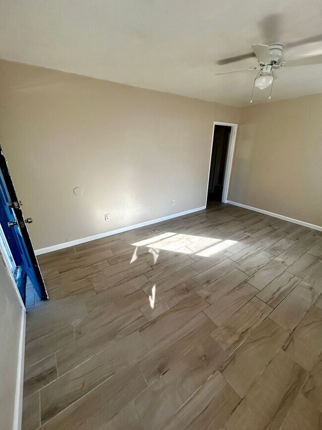 Building Photo - Everest Ave (3925)