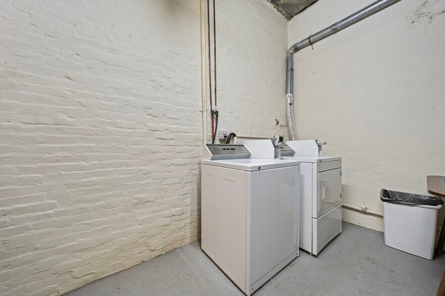 Building Photo - 21 Regent Cir