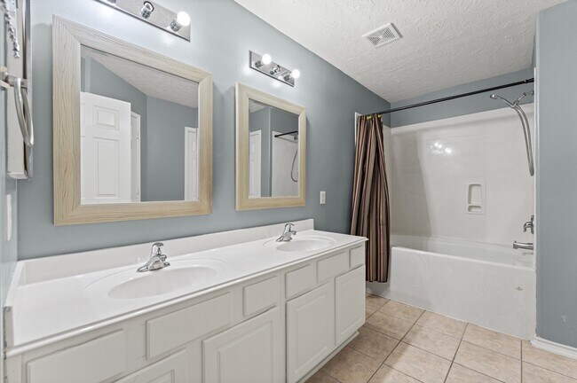 Building Photo - 11919 Piney Bend Dr