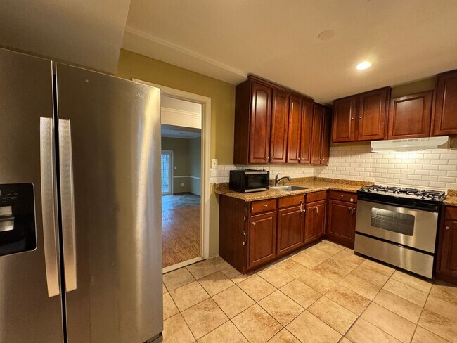 Building Photo - Spacious 3 Bed 2.5 Bath Townhome In Beautiful Sudley