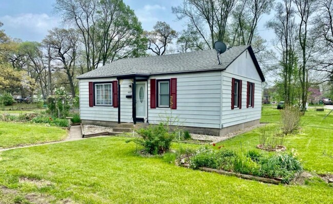 Primary Photo - Cozy home in quiet neighborhood