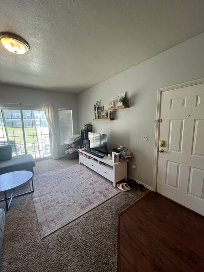 Building Photo - Bedroom Available in Provo