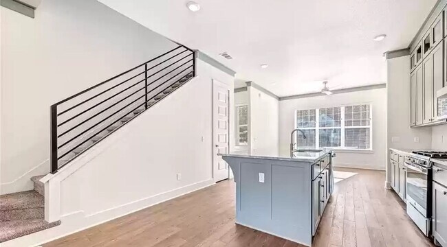 Building Photo - New construction in the heart of East Fayetteville!