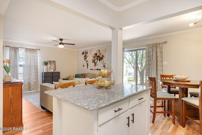 Building Photo - 211 Versailles Blvd