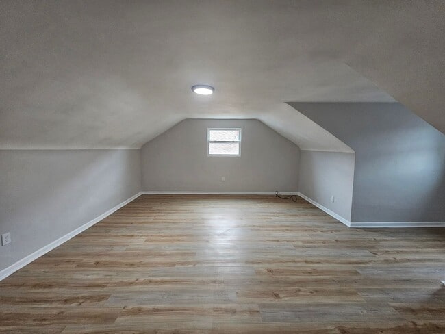 Building Photo - Newly Updated 3 bedroom 1 bath apartment i...