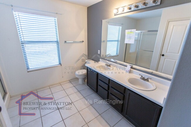 Building Photo - 2102 E Spruce Dr