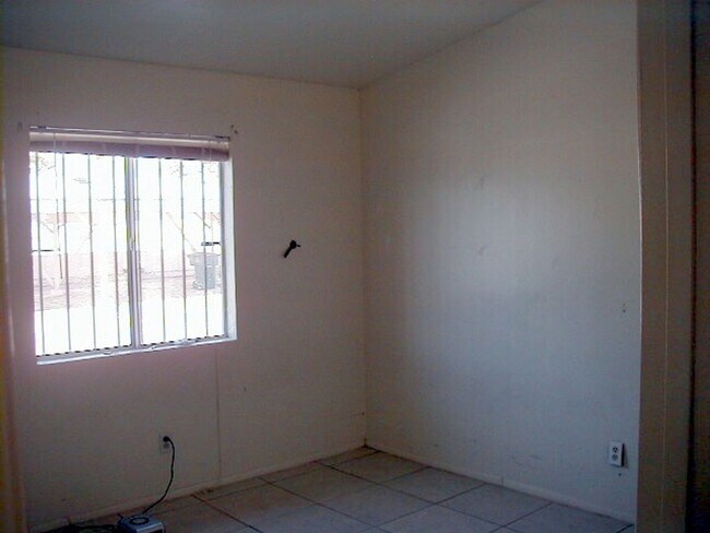 Building Photo - 383 E Thoroughbred St