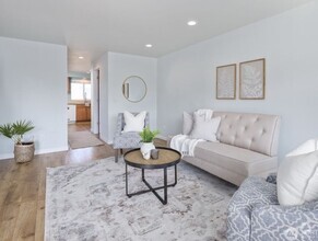 Building Photo - Updated 2 bedroom Townhome