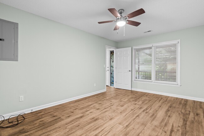 Building Photo - 311 S Willow Dr