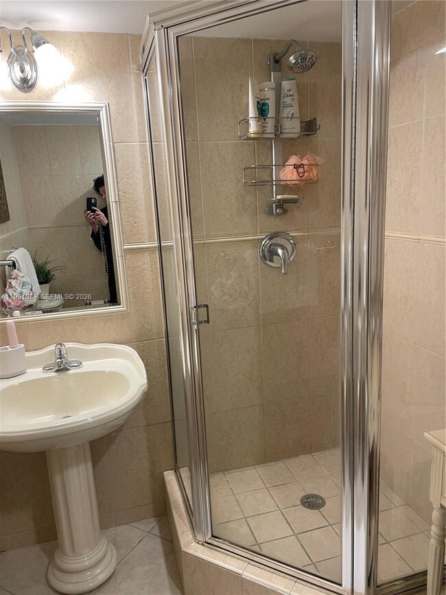 Building Photo - 2555 Collins Ave