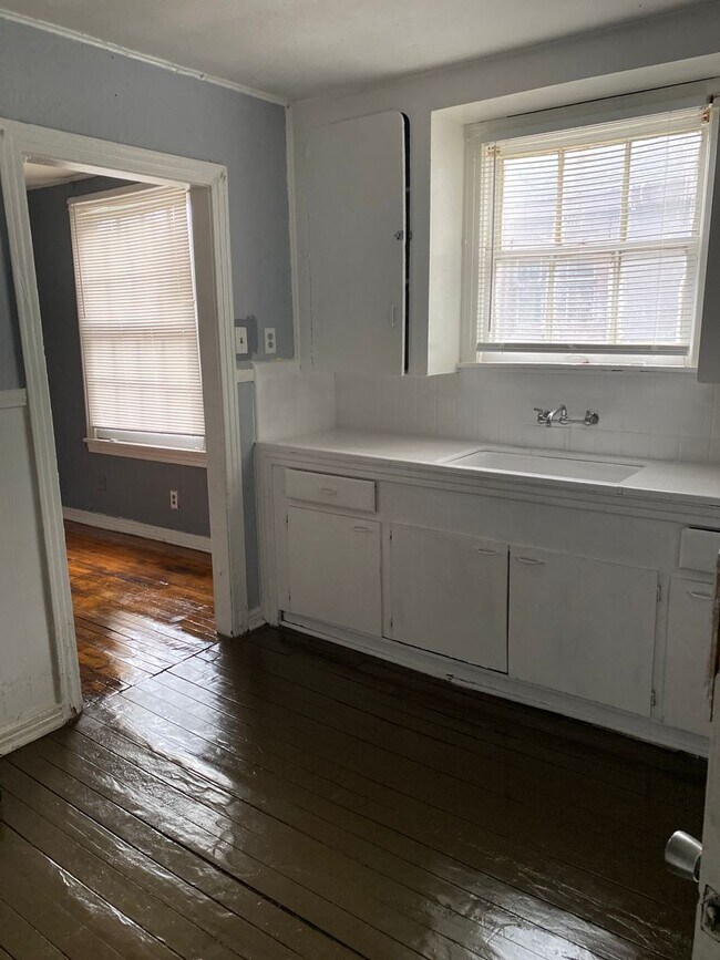 Building Photo - 2714 Dupont St