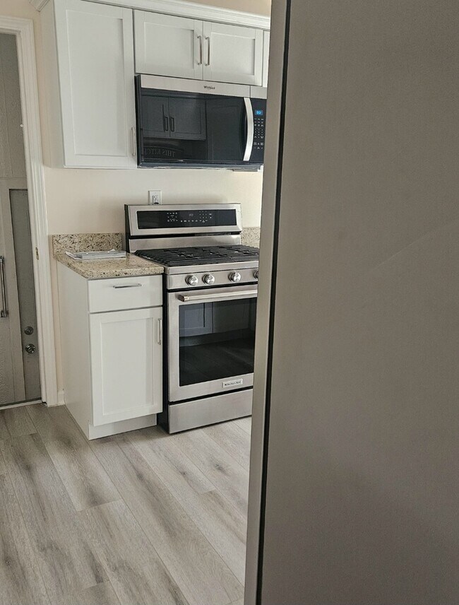 Building Photo - 733 Schomer Ave