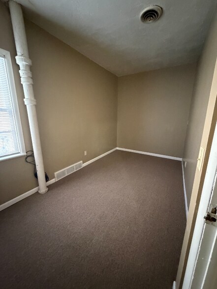 Building Photo - 423 W Walnut St