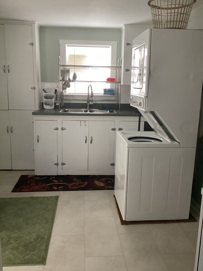 Building Photo - 2-1512 E Routt Ave