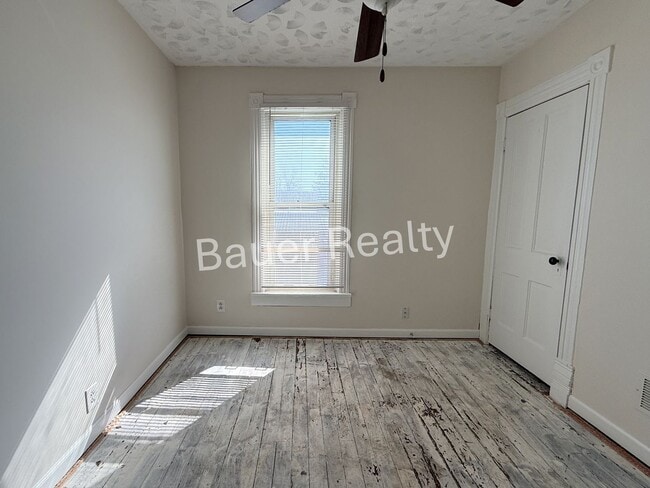 Building Photo - Three Beds, 1.5 Baths