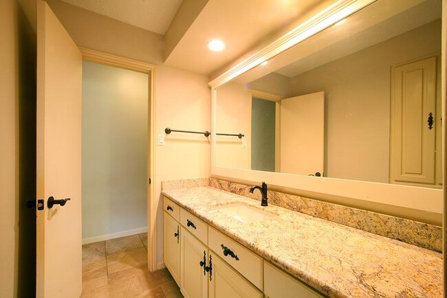 Building Photo - 12029 Acorn Oak St