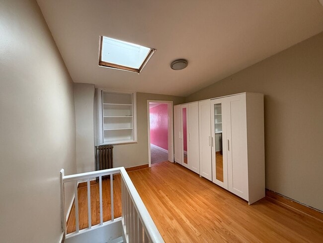 Building Photo - Charming 2 Bed w/ Parking | Steps from Lat...