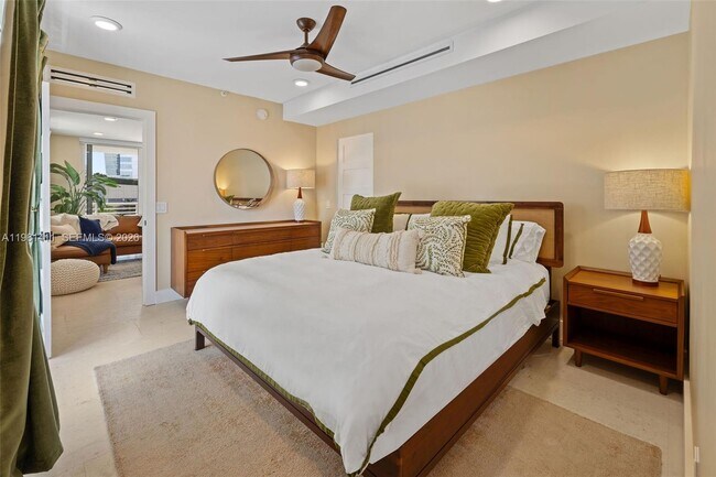 Building Photo - 1402 Brickell Bay Dr