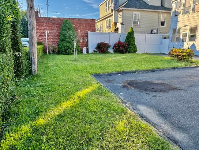 Building Photo - 704 Highland Ave