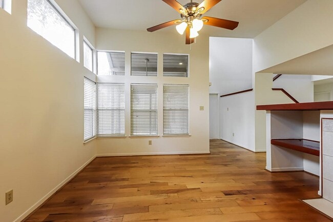 Building Photo - 10 Shallow Pond Pl