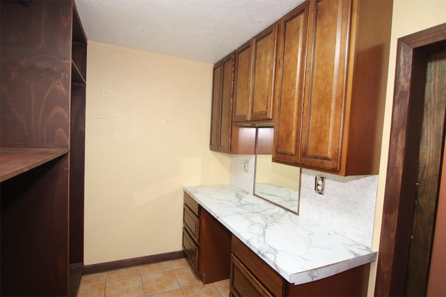 Building Photo - 890 Parsons Dr