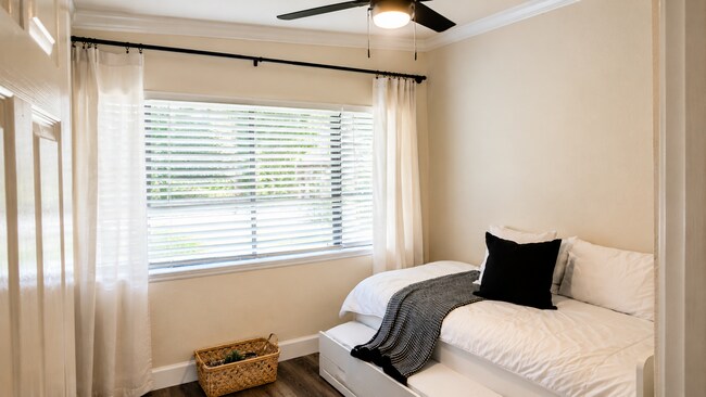 Building Photo - FURNISHED Beautiful Pool Home x Rent in Winter Park Close to Rollins College !
