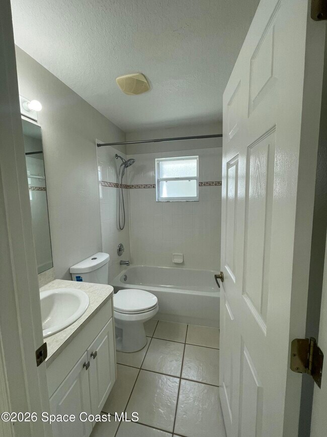 Building Photo - 2071 12 Oaks Dr SE