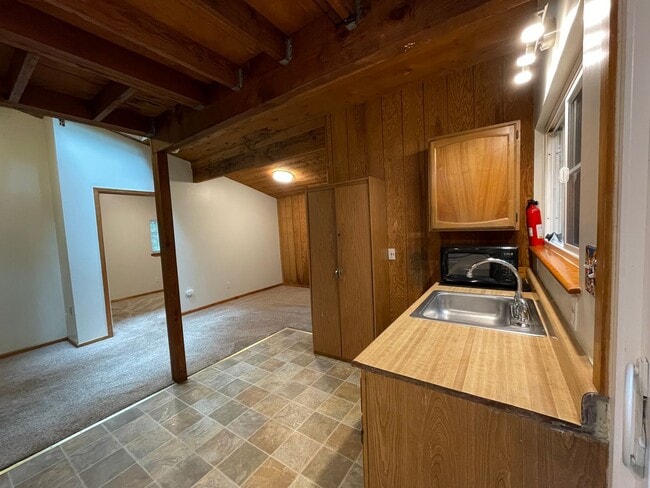 Building Photo - One bedroom Private Hilltop home washer, d...