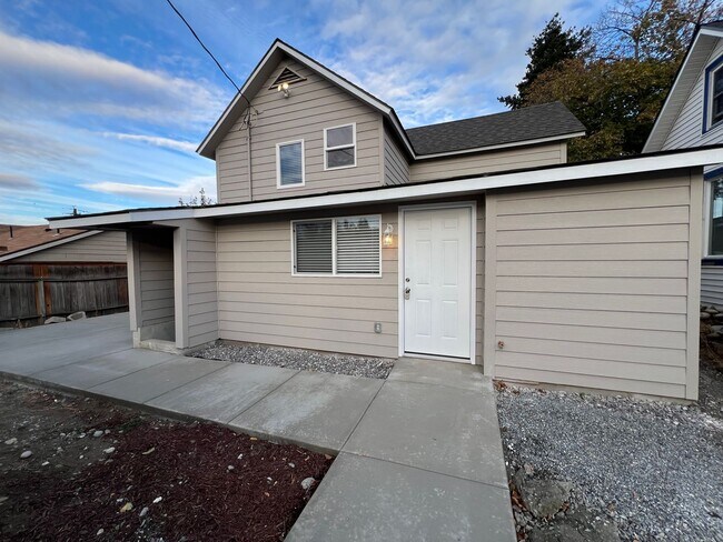 Building Photo - NEWLY REMODELED! 3+ bed, 1.5 bath, a/c, d/...