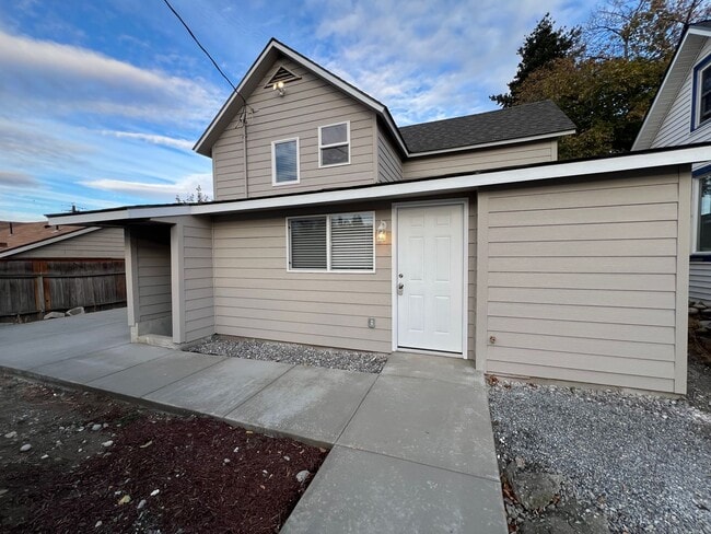 Building Photo - NEWLY REMODELED! 3+ bed, 1.5 bath, a/c, d/w, lots of off street parking!