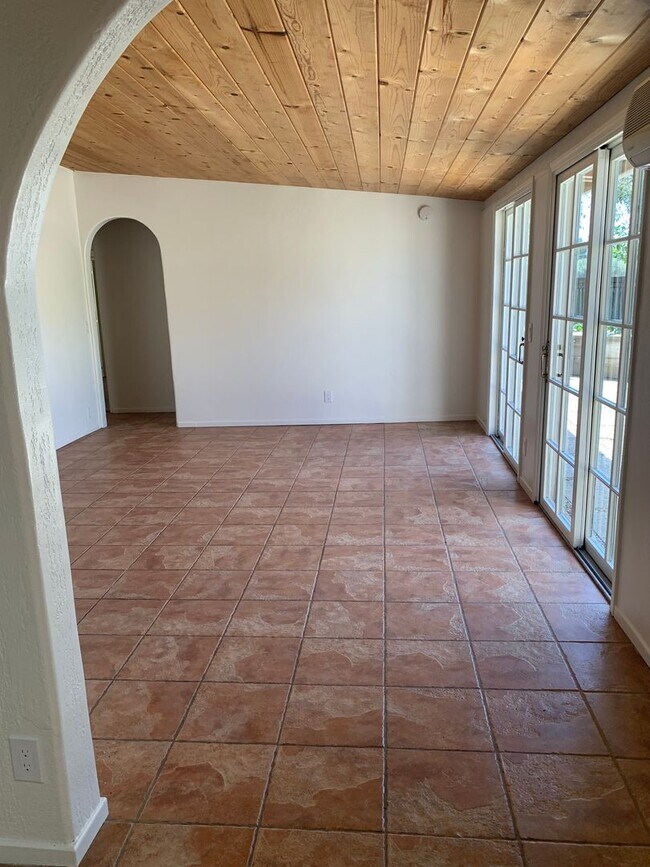 Building Photo - 2542 Crescent Ave
