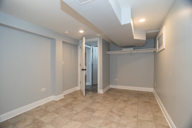 Building Photo - 9945 Sunnyside Ave