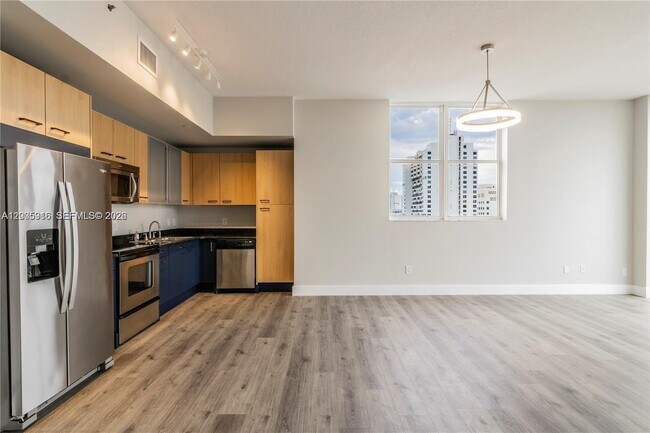 Building Photo - 1350 NW 8th Ct