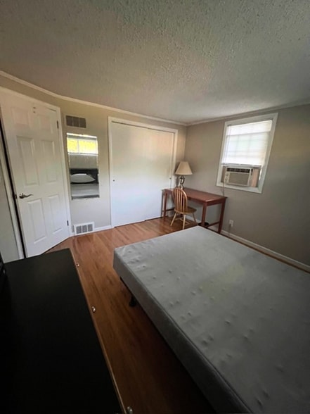 Building Photo - 240 Greenaway Dr