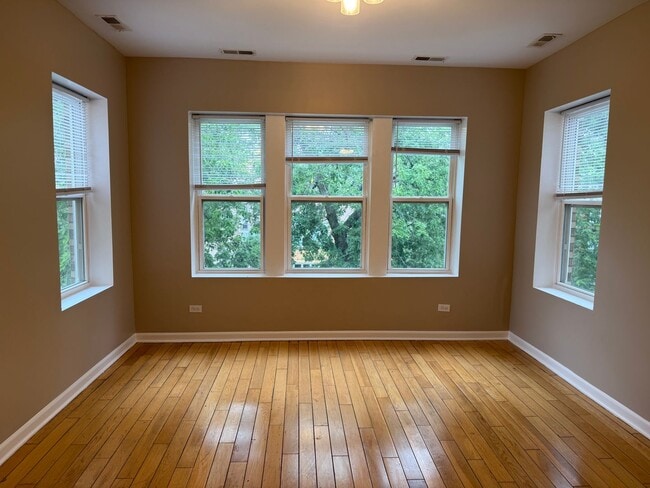 Building Photo - 3 Bedroom 2 Bath Apartment in Rogers Park