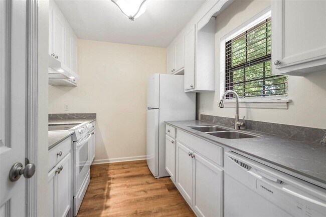 Building Photo - 2556 Panther Creek Rd