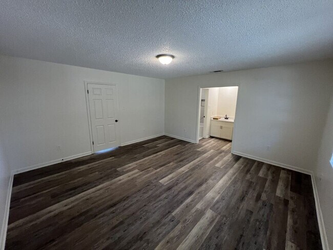 Building Photo - Newly renovated Single-Family Home in Shenandoah Estates Subdivision!