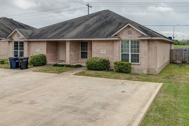 Primary Photo - GREAT 3 Bedroom, 3 Bathroom Close to Every...