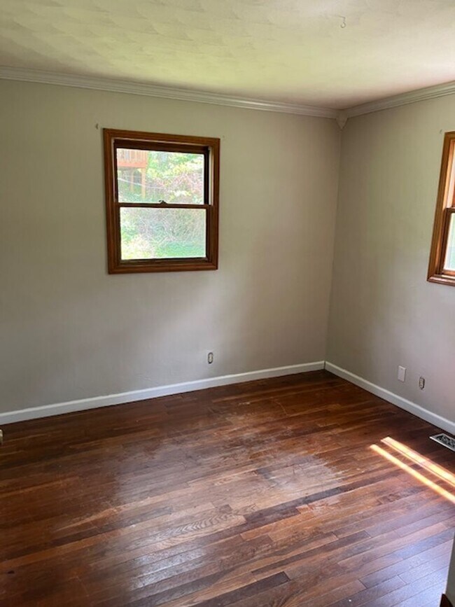 Building Photo - 3 bedroom, 1 bath Home: Located in Ellettsville! REDUCED PRICE!