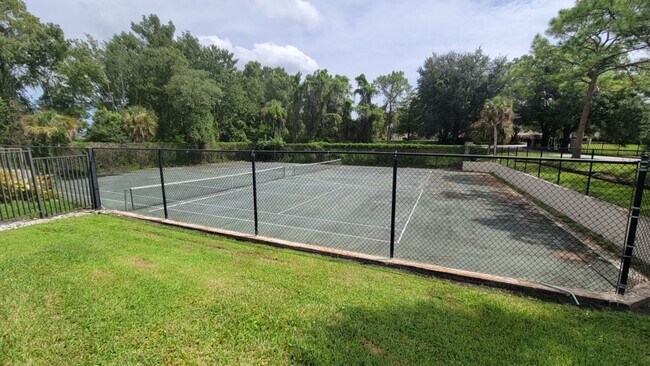 Building Photo - Gated, Updated 2 bedroom, 1 bath Condo in ...