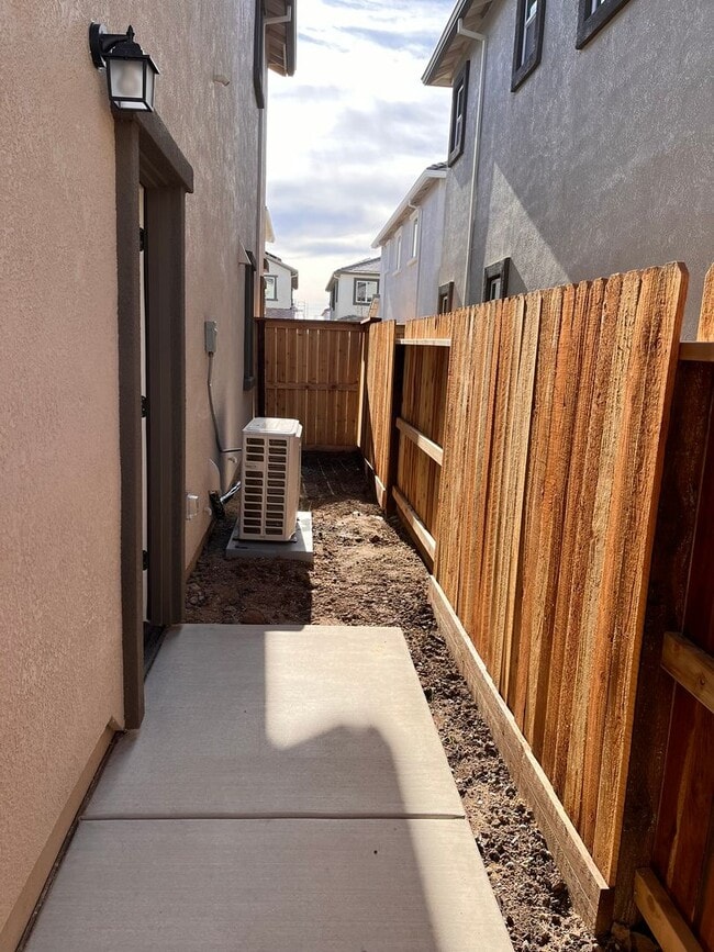 Building Photo - SOLAR SMART HOME IN WEST ROSEVILLE!