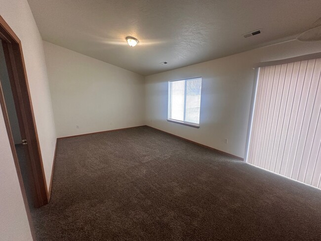 Building Photo - MOVE IN SPECIAL! New Carpet, flooring & pa...