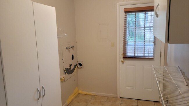 Building Photo - 3 Bed, 3 Bath with Downstairs Kitchenette ...