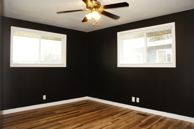 Building Photo - 952 NE Netlam Ln