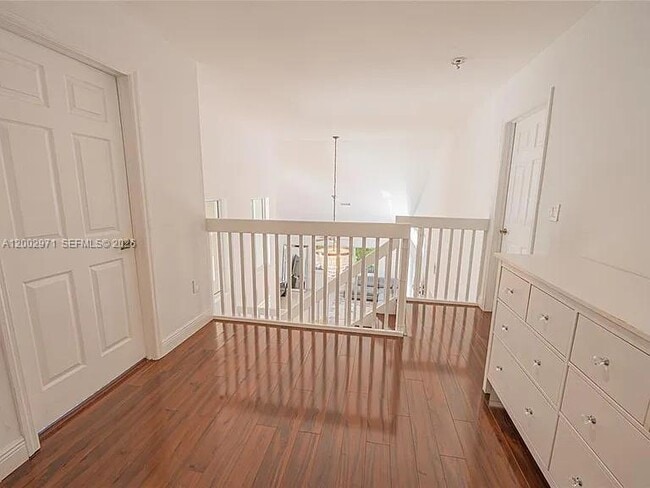 Building Photo - 1135 W Lake St