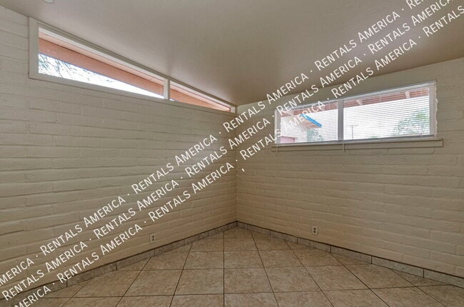 Building Photo - 7002 E Kirkland Dr