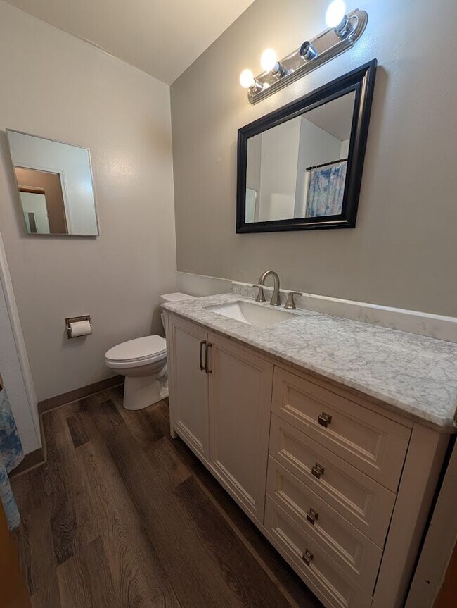 Building Photo - Charming 3 bedroom 1.5 bath Orchards house